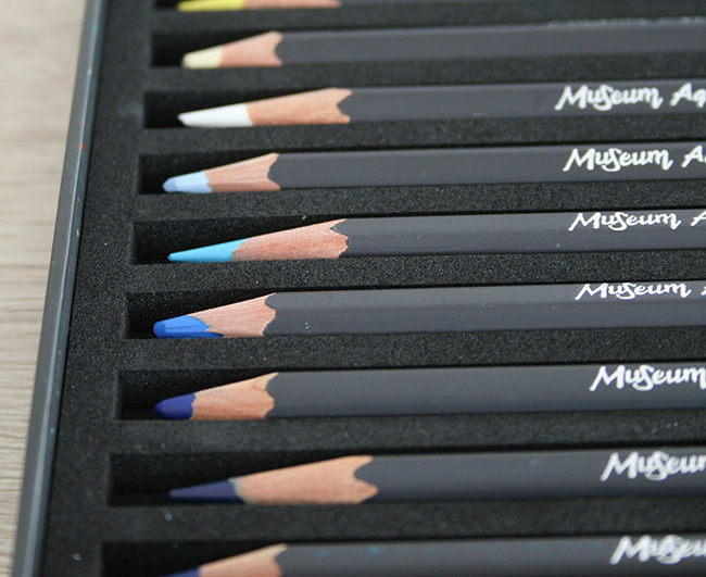 dessin au crayon gras et aux crayons de couleurs